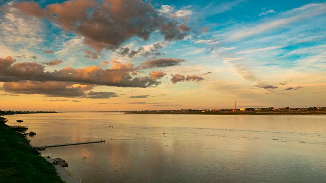 时间流逝，雄伟的湄公河流动和风景优美的天空。从泰国河边眺望对岸老挝令人惊叹的风景。视频素材