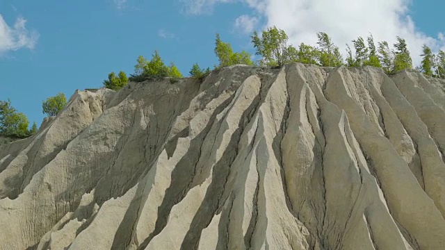 爱沙尼亚鲁姆瓦萨莱马的一座白色石山视频素材