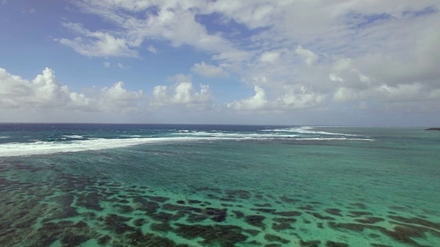 飞越印度洋经毛里求斯岛海岸视频素材