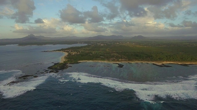 飞越毛里求斯岛和浅水区视频素材