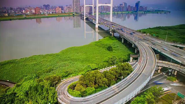 时间流逝-交通视图的一座桥在台北，台湾视频素材