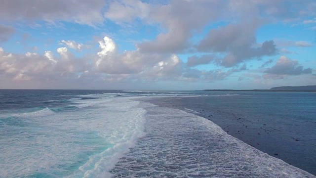 海景与蓝色的印度洋泡沫波，鸟瞰图视频素材