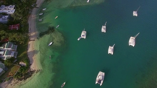 海湾有游艇和船只，鸟瞰图视频素材