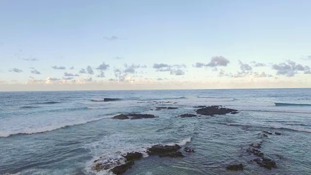 飞过海边海水中的黑色火山岩视频素材