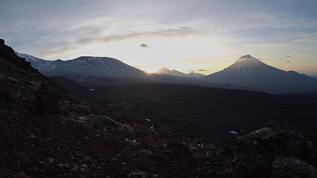 堪察加半岛的火山景观:火山上的日出景观视频下载