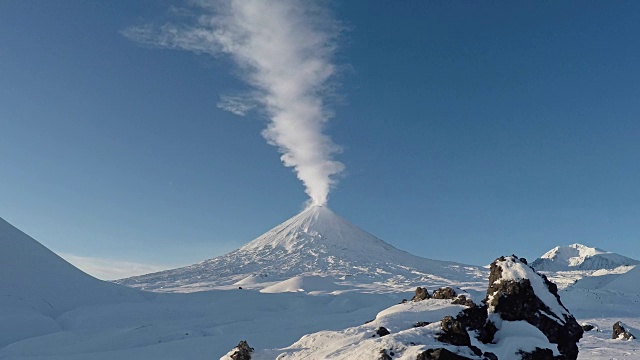 堪察加活火山克柳切夫斯卡娅火山喷发的景象视频下载