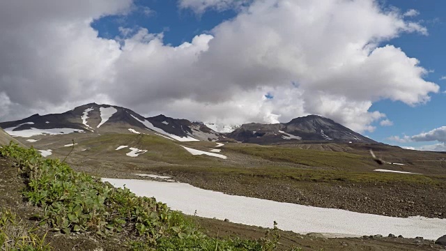 穆特诺夫斯基火山上冒着蒸汽的喷气口。堪察加半岛，俄罗斯远东，欧亚大陆(延时)视频下载