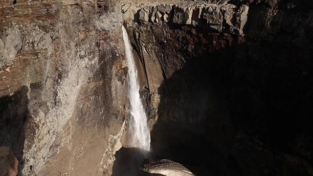 危险峡谷中的Vulkannaya河瀑布。Mutnovsky火山。堪察加半岛视频素材