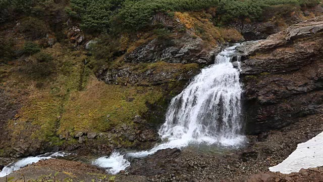 山景:秋天可以看到风景如画的瀑布视频下载