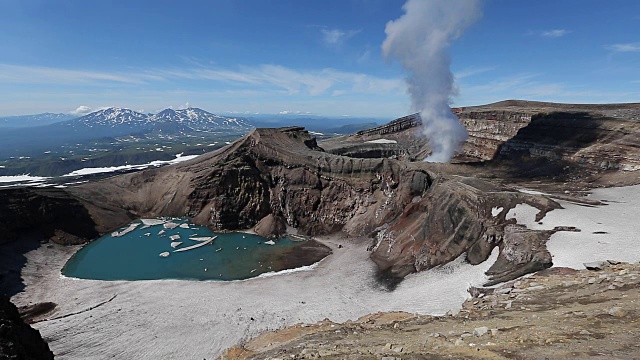 堪察加半岛景观:戈里活火山景观，火山爆发活动视频下载