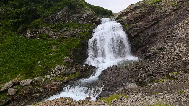 夏日美景瀑布瀑布在山上视频下载