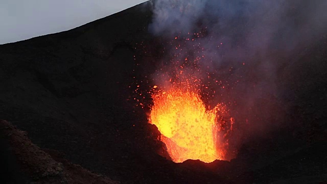 堪察加的托尔巴基克活火山夜间喷发。俄罗斯远东地区视频下载