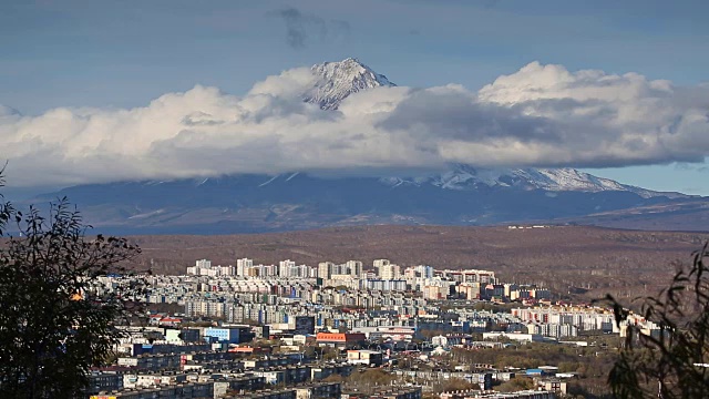 堪察茨基的彼特罗巴甫洛夫斯克城背景是柯里亚克斯基火山视频下载