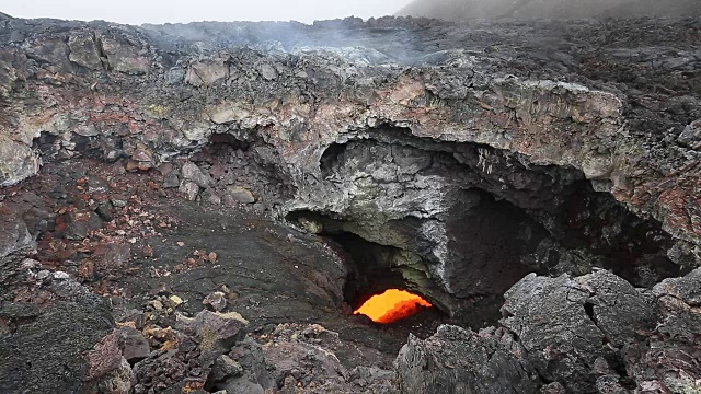 堪察加半岛喷发火山-托尔巴基克活火山熔岩流视频素材