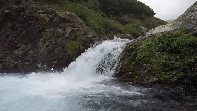 山间的小瀑布视频素材