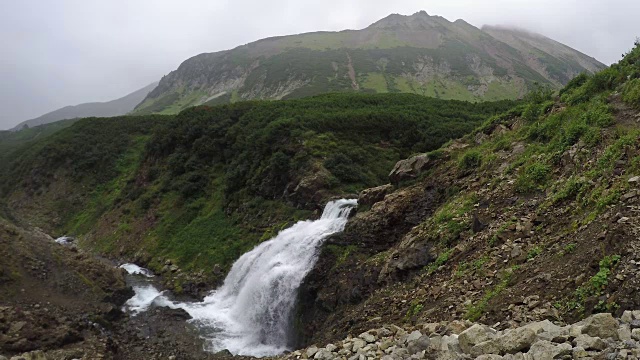 夏季山景:俯瞰风景如画的瀑布视频下载