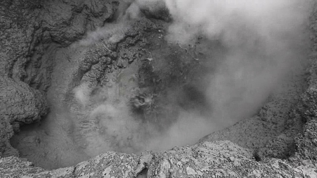 火山活动-在堪察加活火山火山口沸腾的热泥锅视频下载