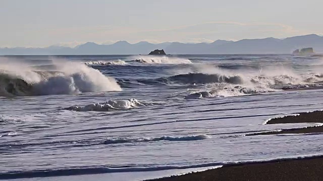 堪察加半岛太平洋的黄昏海滩视频下载