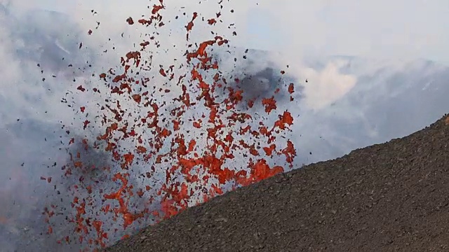 活火山喷发-从火山口喷出:熔岩，蒸汽，气体，火山灰视频素材