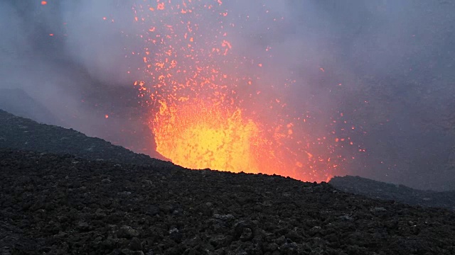 堪察加的托尔巴基克活火山喷发。俄罗斯远东地区视频素材