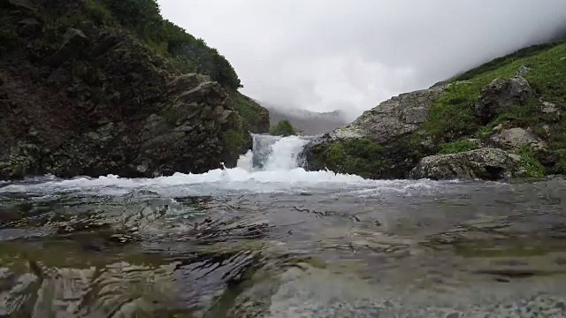 山河上的小瀑布视频素材