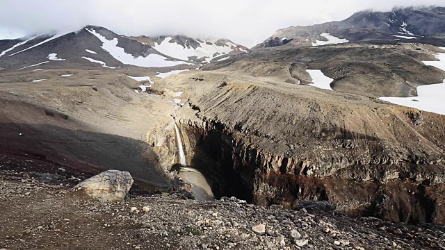 危险的峡谷，Vulkannaya河上的瀑布。Mutnovsky火山。堪察加半岛视频下载