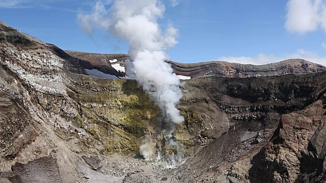 堪察加半岛上活跃的戈雷火山火山口。俄罗斯远东地区视频下载