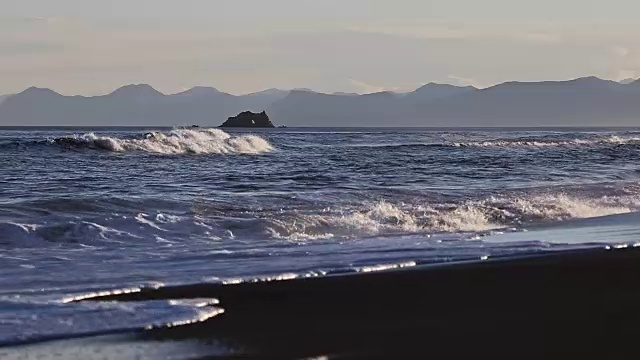 海滨太平洋海滩与黑色火山沙视频下载