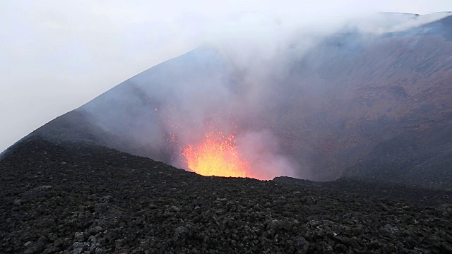 堪察加半岛托尔巴基克活火山喷发。俄罗斯远东地区视频素材