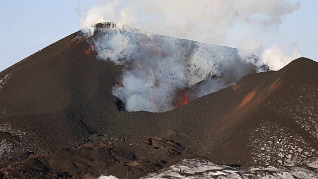 活火山喷发-从火山口喷出:熔岩，气体，蒸汽，火山灰。堪察加半岛视频下载