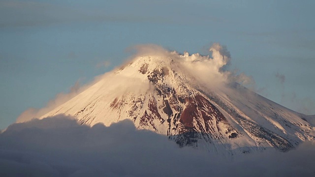 堪察加半岛:阿瓦查活火山锥顶，火山的喷气活动视频素材