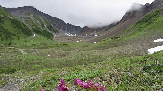 堪察加半岛美丽的夏季山地景观(延时)视频素材