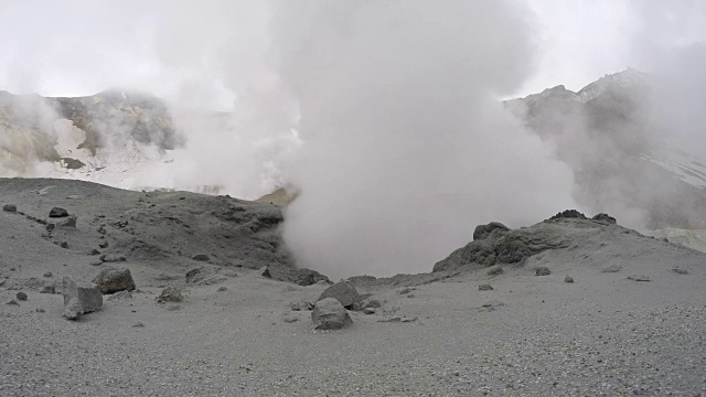 火山活动-滚烫泥浆锅在火山口活火山视频下载