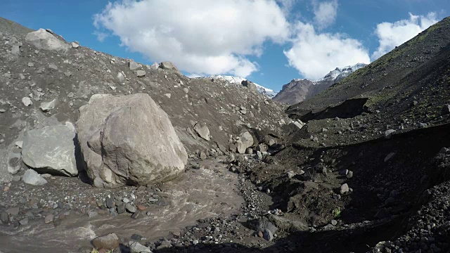 堪察加半岛的火山景观:山河景色视频素材