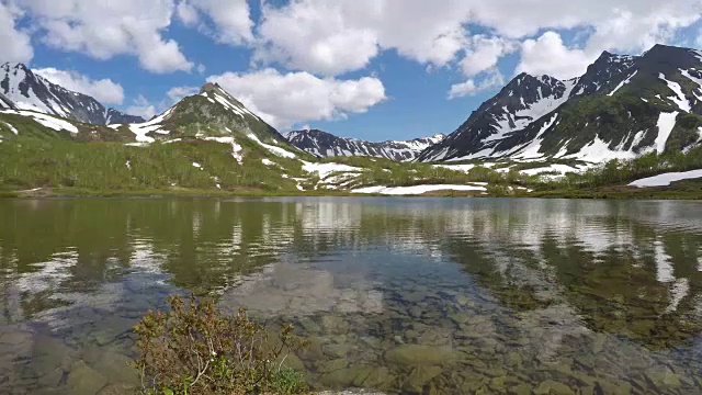 山，山，湖，云飘过天空在晴朗的日子视频下载