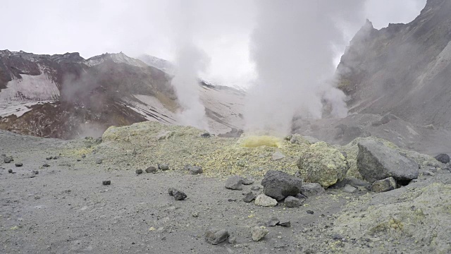 火山口活火山中冒烟的硫磺喷气口视频素材