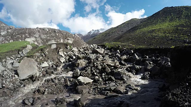 从火山山坡上的雪原上流过的小溪视频素材