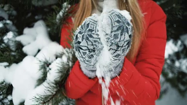 奇妙的女人在冬天的森林里玩雪视频素材