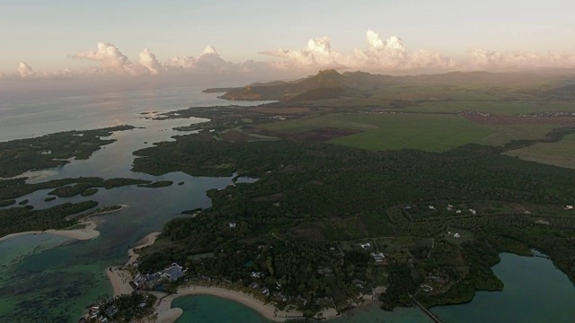 空中的绿色场景和毛里求斯岛的蓝色泻湖视频素材