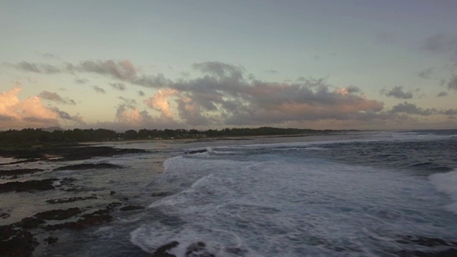 从海岛边缘飞往深海，毛里求斯视频素材