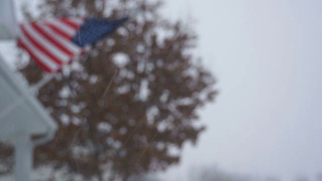 美国国旗在暴风雪中视频素材