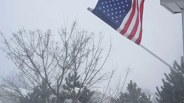 美国国旗在冬季风暴中飘扬视频下载