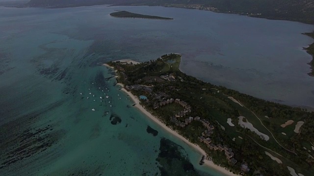 海洋和毛里求斯岛的空中全景图视频素材