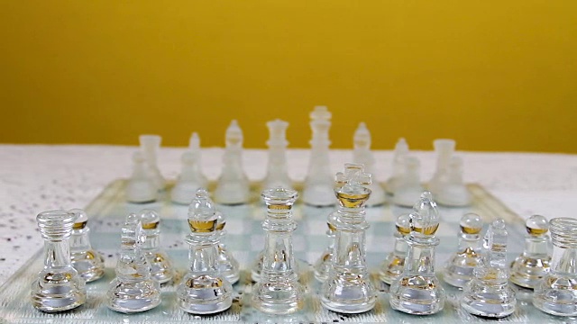 棋手们在棋盘上准备好出发位置视频素材