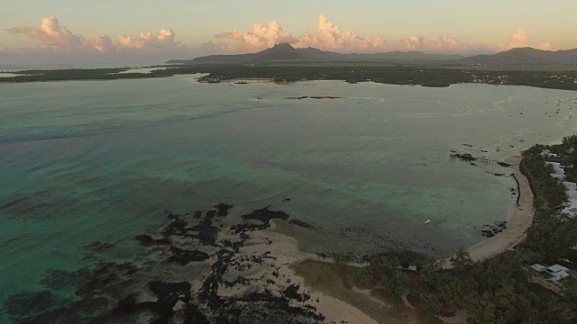 蓝色泻湖和毛里求斯海岸线，鸟瞰图视频素材