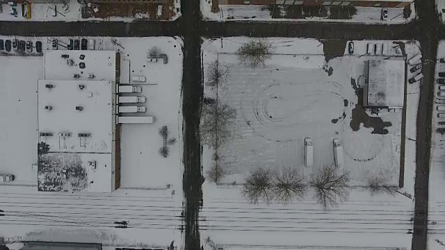 积雪覆盖的街道和建筑物的高空鸟瞰图视频素材