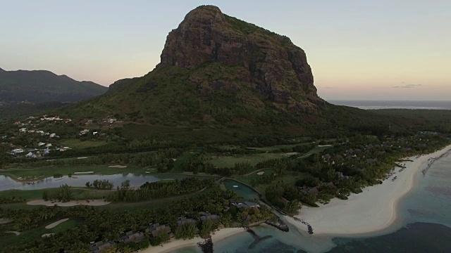 Le Morne Brabant半岛与山，空中毛里求斯视频素材