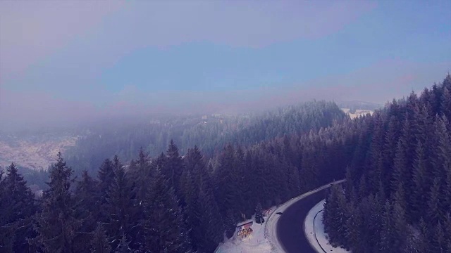 飞过山里一条冬天的森林道路视频下载