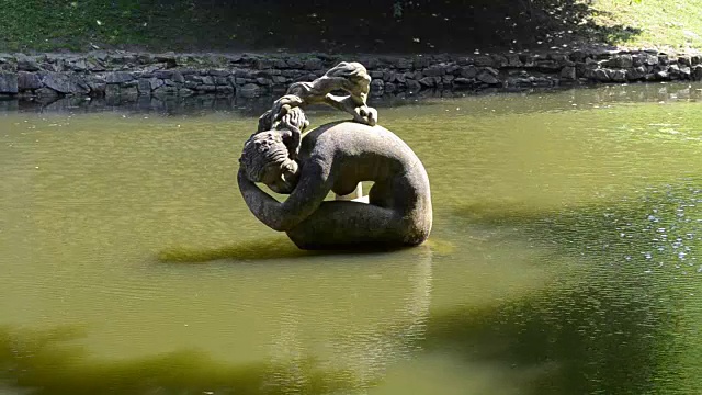 池塘里的雕像。视频素材