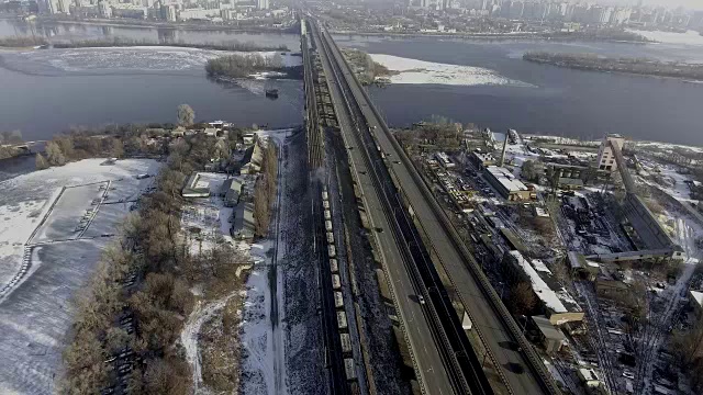 4k视频的火车在河上行驶，在公路附近行驶的汽车视频素材